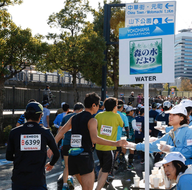 横浜マラソン19 の給水所には ラッキー給食 が用意されていたり多彩なパフォーマンスが展開されています Praying For Time