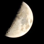 昨夜は半月だった。ニコン P900を目一杯ズームして、月面の山岳を撮ったのだ。その山脈と山の名前は…