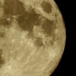 昨夜の満月と木星を撮った。ストロベリームーンと呼ばれているらしいけれども、赤くはないのだ…