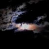梅雨の晴れ間に二十日月を撮った。夜空と雲に光が離散し、月面にはクレーターが見えたのだ…
