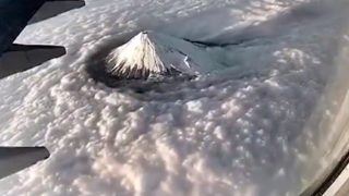 逆巻く雲を切り裂く富士